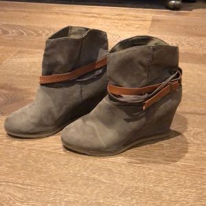 MIA wedge shade boots